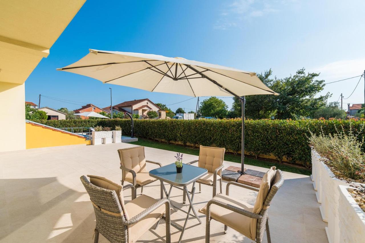 Villa Petra S Bazenom, Rostiljem I Parkingom Zadar Extérieur photo