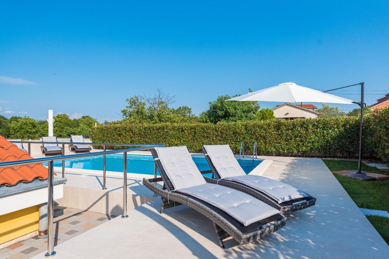 Villa Petra S Bazenom, Rostiljem I Parkingom Zadar Extérieur photo