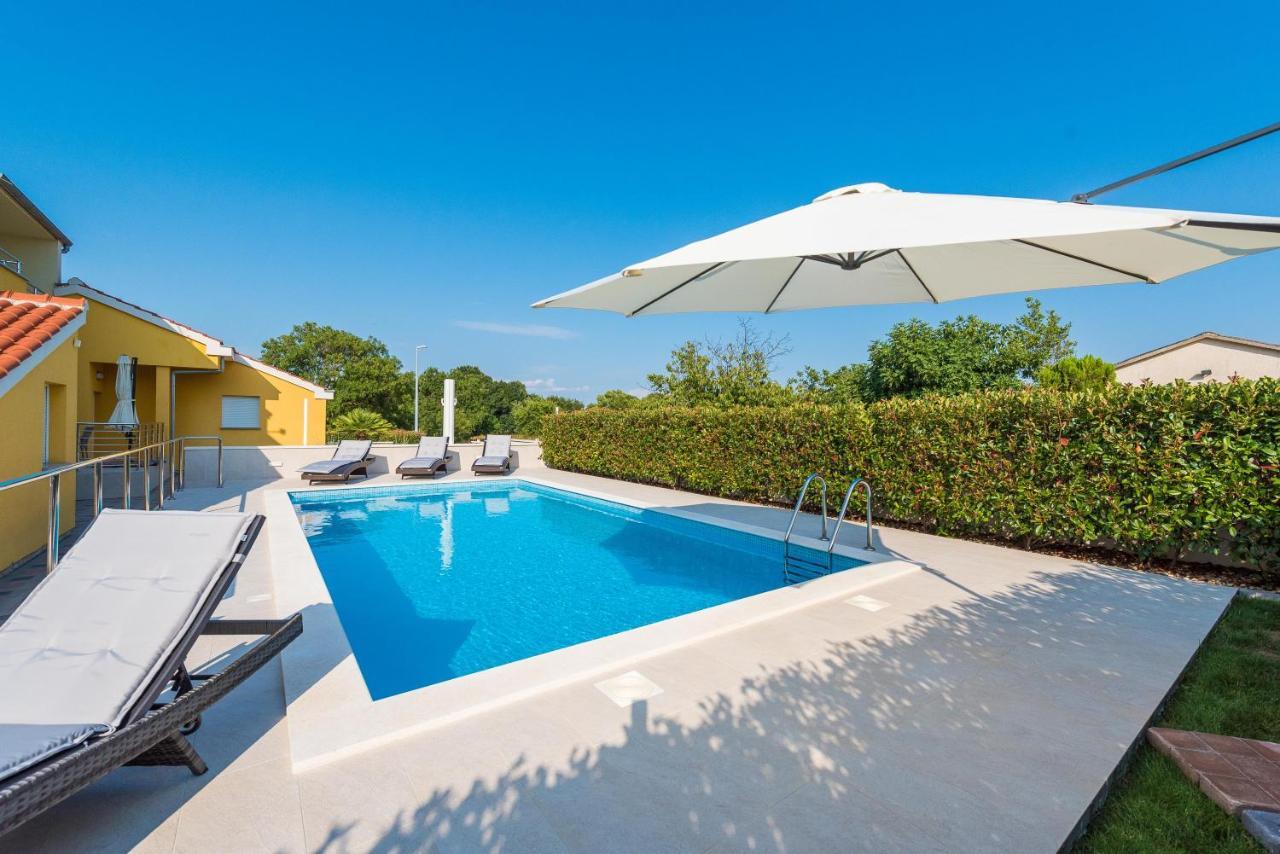 Villa Petra S Bazenom, Rostiljem I Parkingom Zadar Extérieur photo