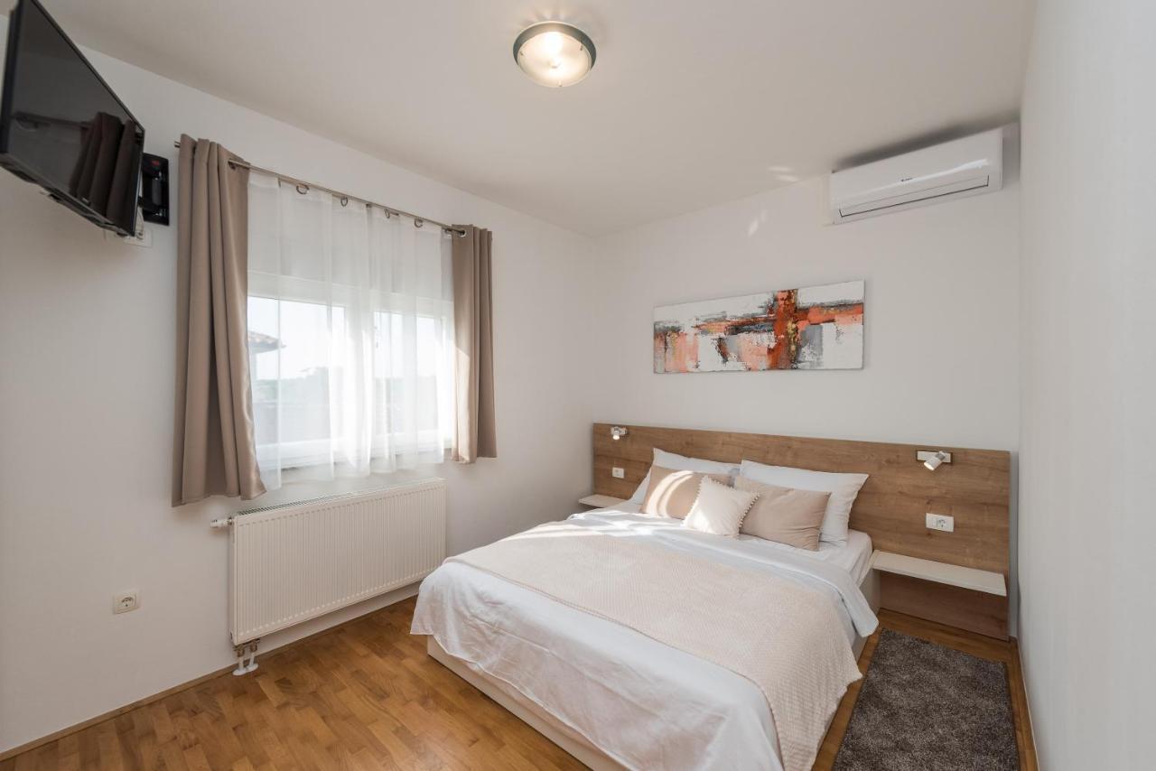 Villa Petra S Bazenom, Rostiljem I Parkingom Zadar Extérieur photo